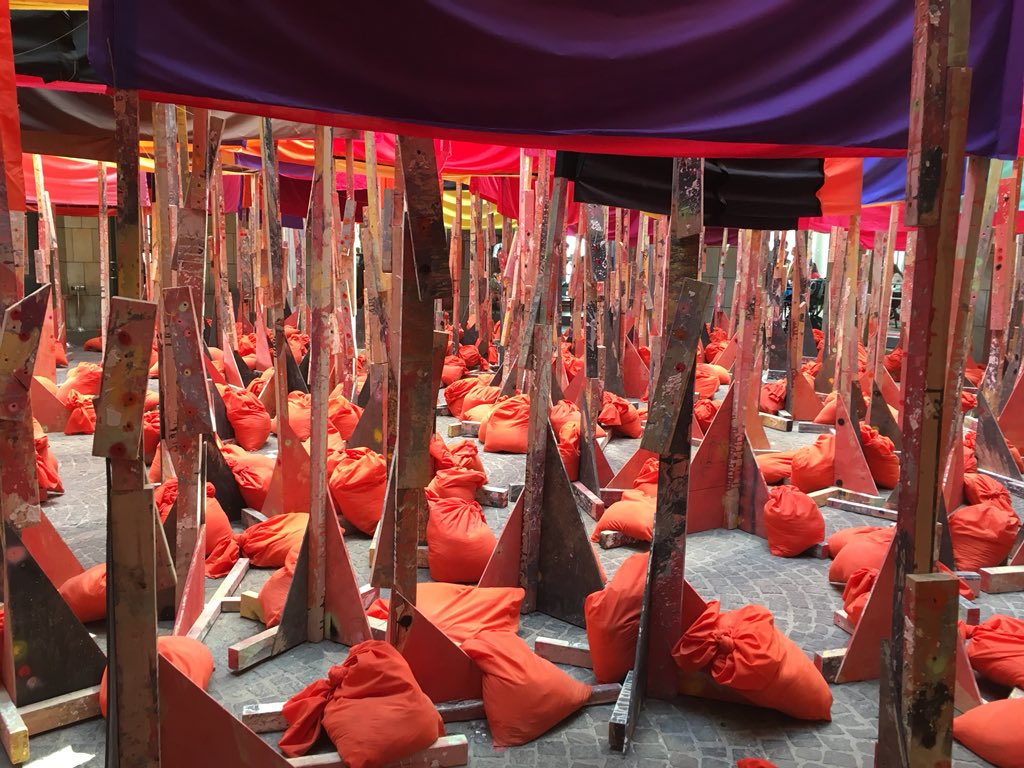 Artistenkind's tweet photo. Kunst @SCHIRN am 1. Mai #PowerToThePeople #Installation in der Rotunde von Phyllida Barlow Untitled:100Banners2015 - Eine wunderschöne Komposition für einen wortlosen Protest #ErsterMai https://t.co/jBKODmInjw