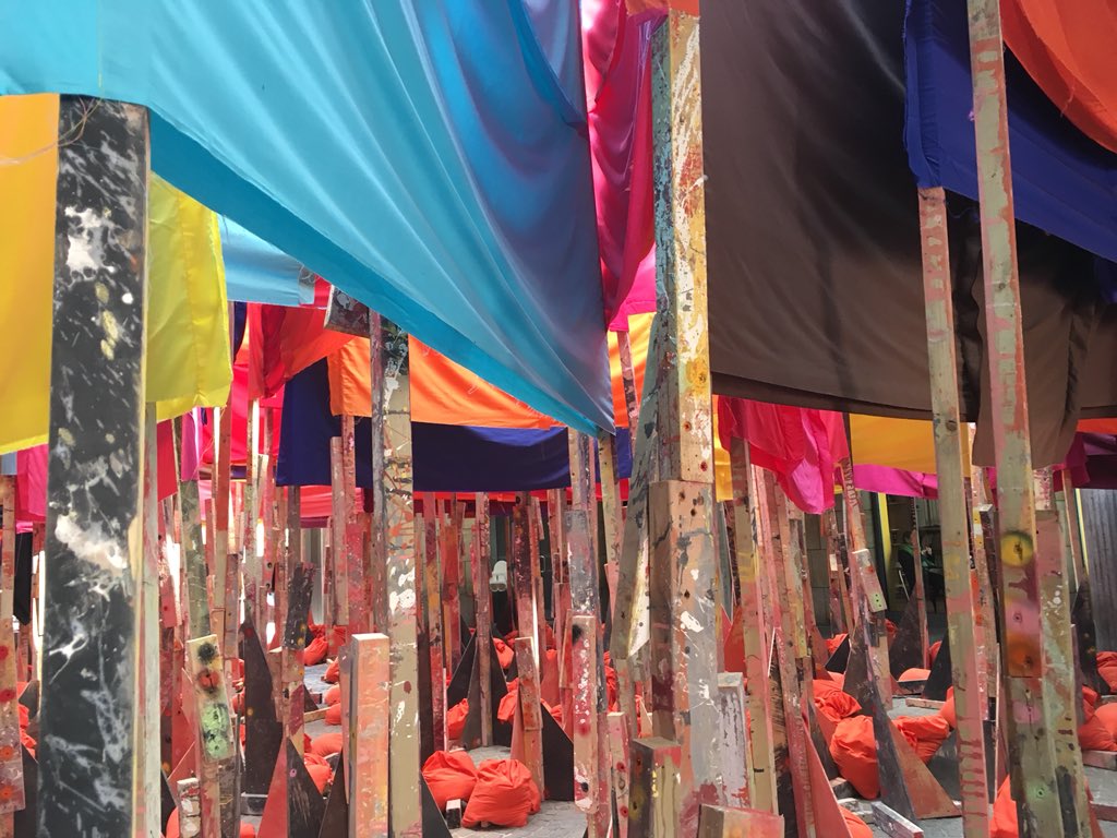 Artistenkind's tweet photo. Kunst @SCHIRN am 1. Mai #PowerToThePeople #Installation in der Rotunde von Phyllida Barlow Untitled:100Banners2015 - Eine wunderschöne Komposition für einen wortlosen Protest #ErsterMai https://t.co/jBKODmInjw