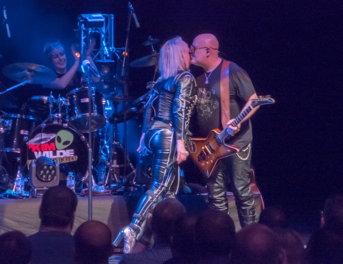 reginafaber's tweet photo. Retweeted Image-I-Nation-Photo (@image_i_nation):
So a lovely family, you guys deserve all the success going forward, BTW the new album is awesome with a capital A @kimwilde @Wildericky @scarlettwilde #stereoshot #kandykrush #herecomethealiens https://t.co/KOTAgSo70O