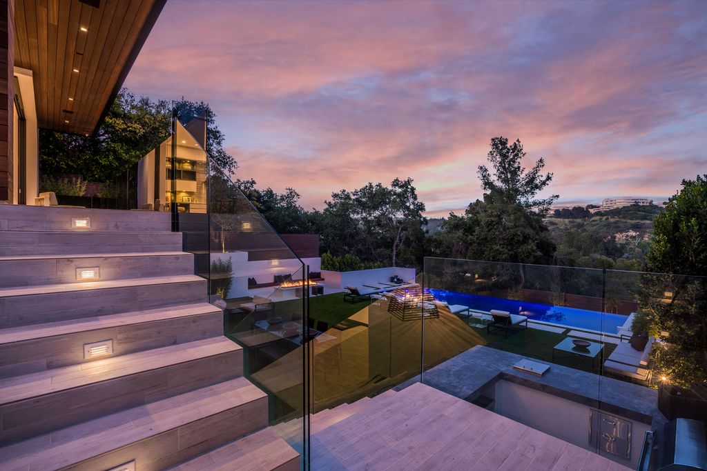 CindyAmbuehl's tweet photo. Sunset views from #800nTigertail. #Openhouse at this stunning new contemporary for one more hour! 

https://t.co/INAKKqudHe 

#killer views #luxuryrealestate #brentwoodrealestate #losangelesrealestate #viewproperty #Brentwood #luxuryhome   #theagencyre https://t.co/w6foyvenbs