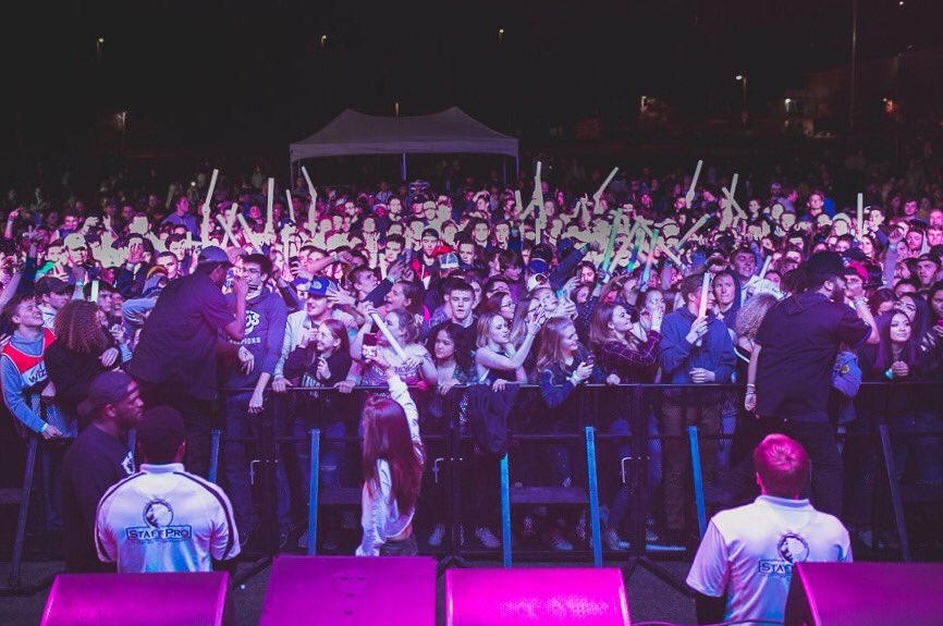 goodasswffls's tweet photo. U of I with @6LACK was a movie. 📸 - @RO3SKI https://t.co/Bn0ks7hBYs