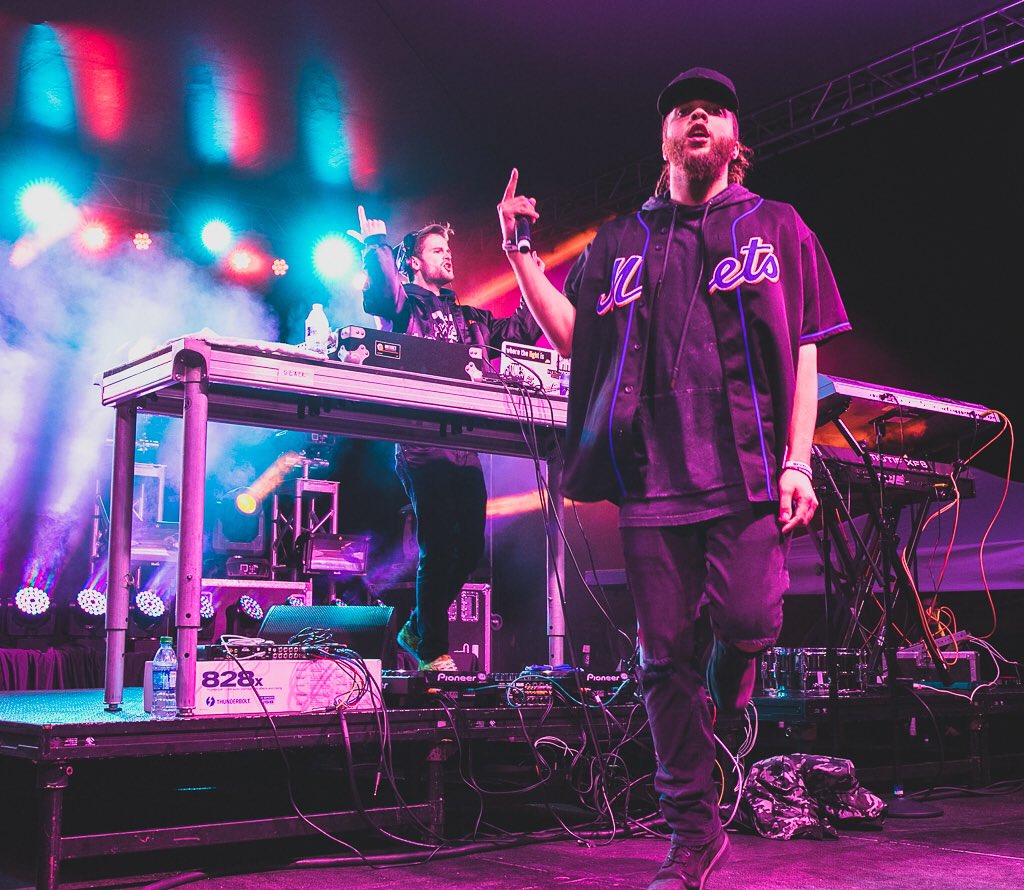 goodasswffls's tweet photo. U of I with @6LACK was a movie. 📸 - @RO3SKI https://t.co/Bn0ks7hBYs
