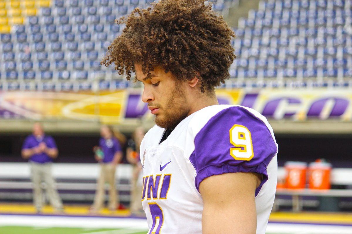 UNIFootball's tweet photo. All-hair squad! 🙌

#UNIFight https://t.co/Us4i0Flypf