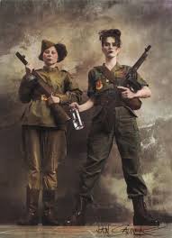 Segra

gatans mest maktlystna jubelidiot
tog på sig skrällig uniform
multiplicerade med
korkad melodi
och licens
att ljuga

hurra
hurra

huraaaaaaaaa

poeter.se/Las+Text?textI…

#svenskpoesi #svenskadikter #lyrik #segra