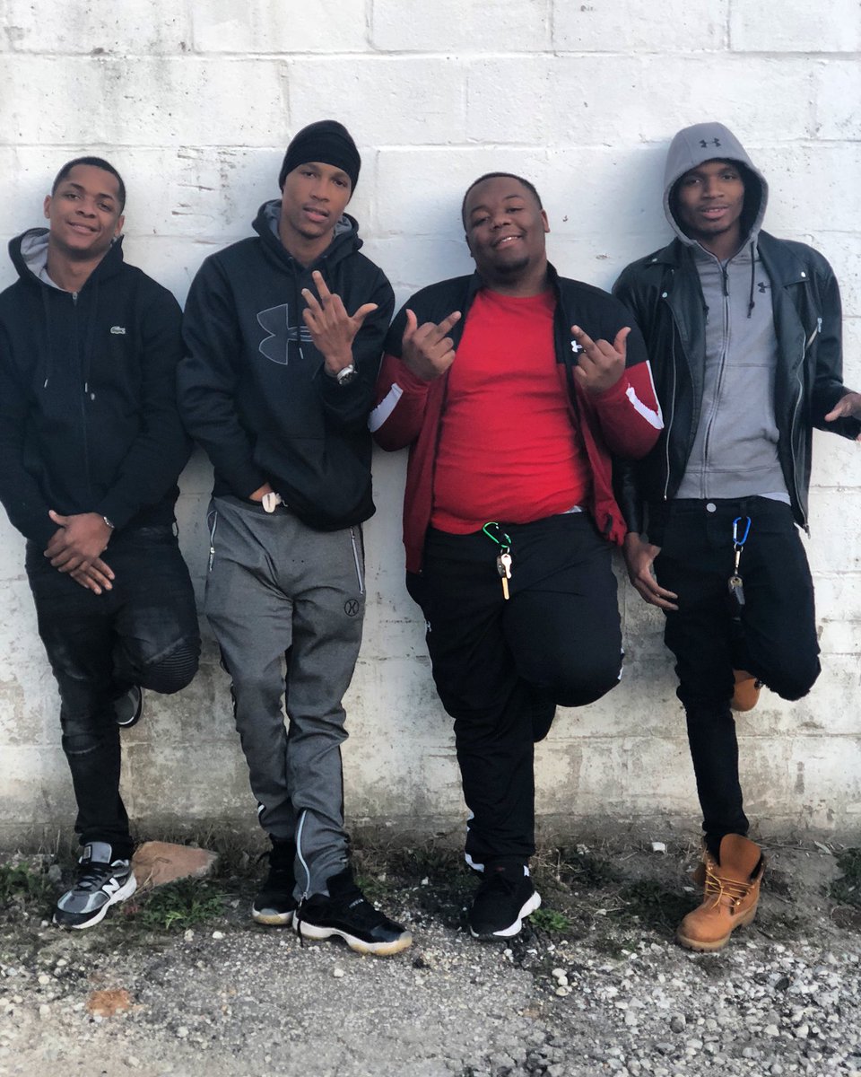 Cory_1600's tweet photo. This money 💵 & these murders 🌪 made us famous 💯threw all the bullshit my brothers still smiling 🤫#FreetheL 💔 https://t.co/M8ku1OkDXv