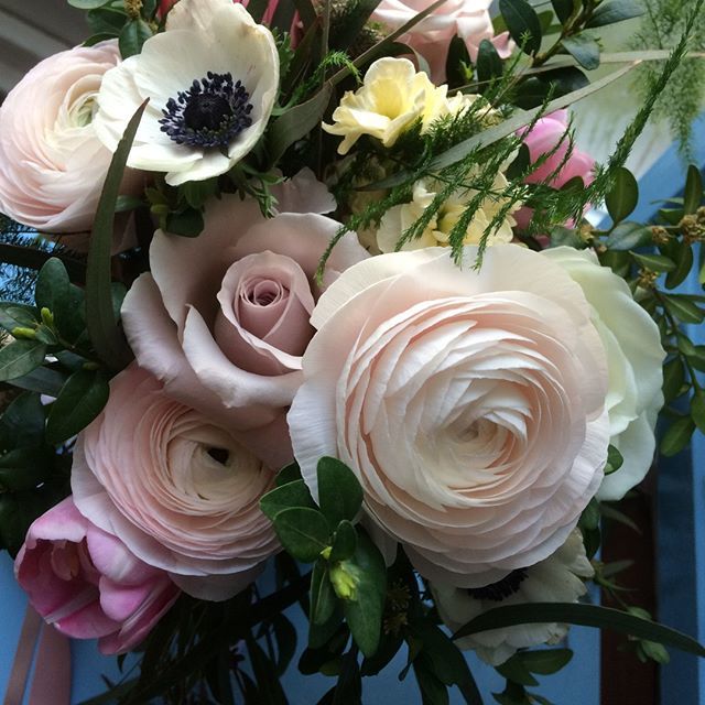 Ranunculus. anemones, menta roses and tulips. What a lovely Spring combo. The pale blush pink/nude tones are still really popular this year. .
.
.
.
.
.
.

#florist #floristlife #flowerloversflorist #inspiredbypetals #underthefloralspell #flowerloves #br… ift.tt/2rer8yX
