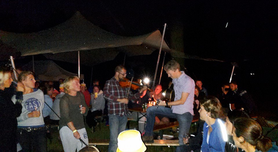 trondjeeilanden's tweet photo. En als de avond valt... muziek! 🎵🎸🎷 Wie gaat straks het diner en het kampvuur van Rondje Eilanden vullen met vrolijke klanken en lekkere liedjes? Tip ons artiesten via een DM! https://t.co/IDq0V8UzfB