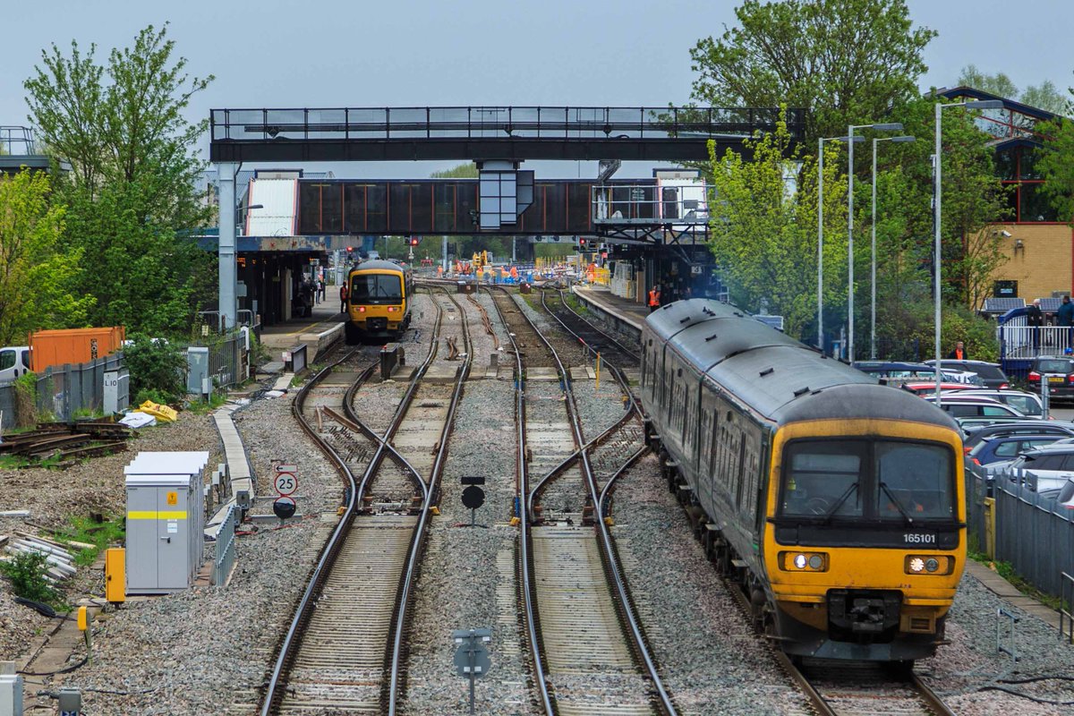 DailyRail's tweet image. APRIL 24TH - 165101 powers away from Oxford station with the 5Z71 1123 Oxford Up Carriage Sidings to Reading Traincare Depot working.

©William Mankelow

#class165
#oxfordrailwaystation
#greatwesternrailway
#oxfordrailway
#railscope
#ukrailscene