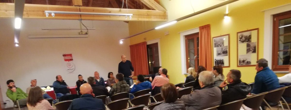 MouvVdA's tweet photo. A #Doues tra la gente per discutere di #ValledAosta https://t.co/QUJt94xOwy