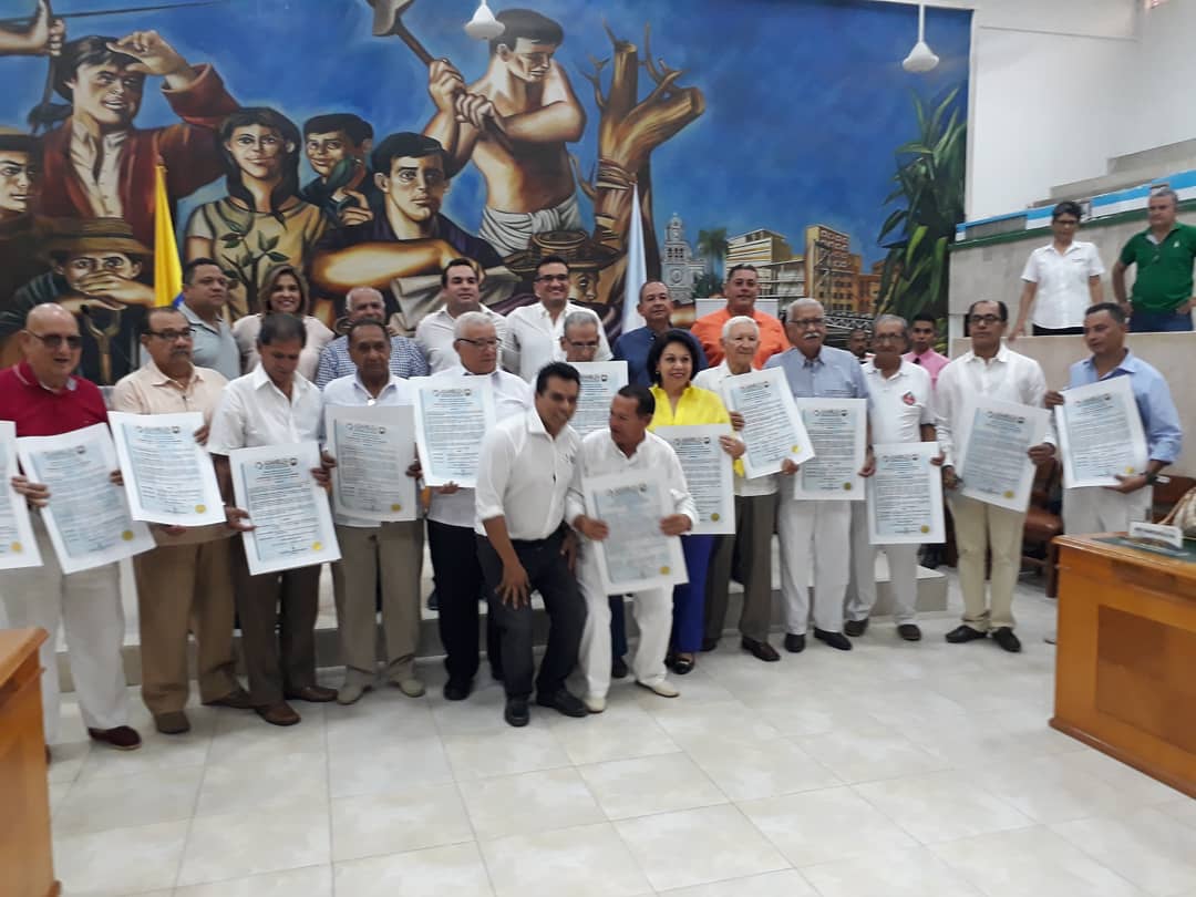AsambleaDeCor's tweet photo. Hoy en la clausura de las sesiones ordinarias se homenajeó a las emisoras RCN Radio y Frecuencia Bolivariana. También a un grupo de destacados periodista del departamento. https://t.co/boU6NaaaaT