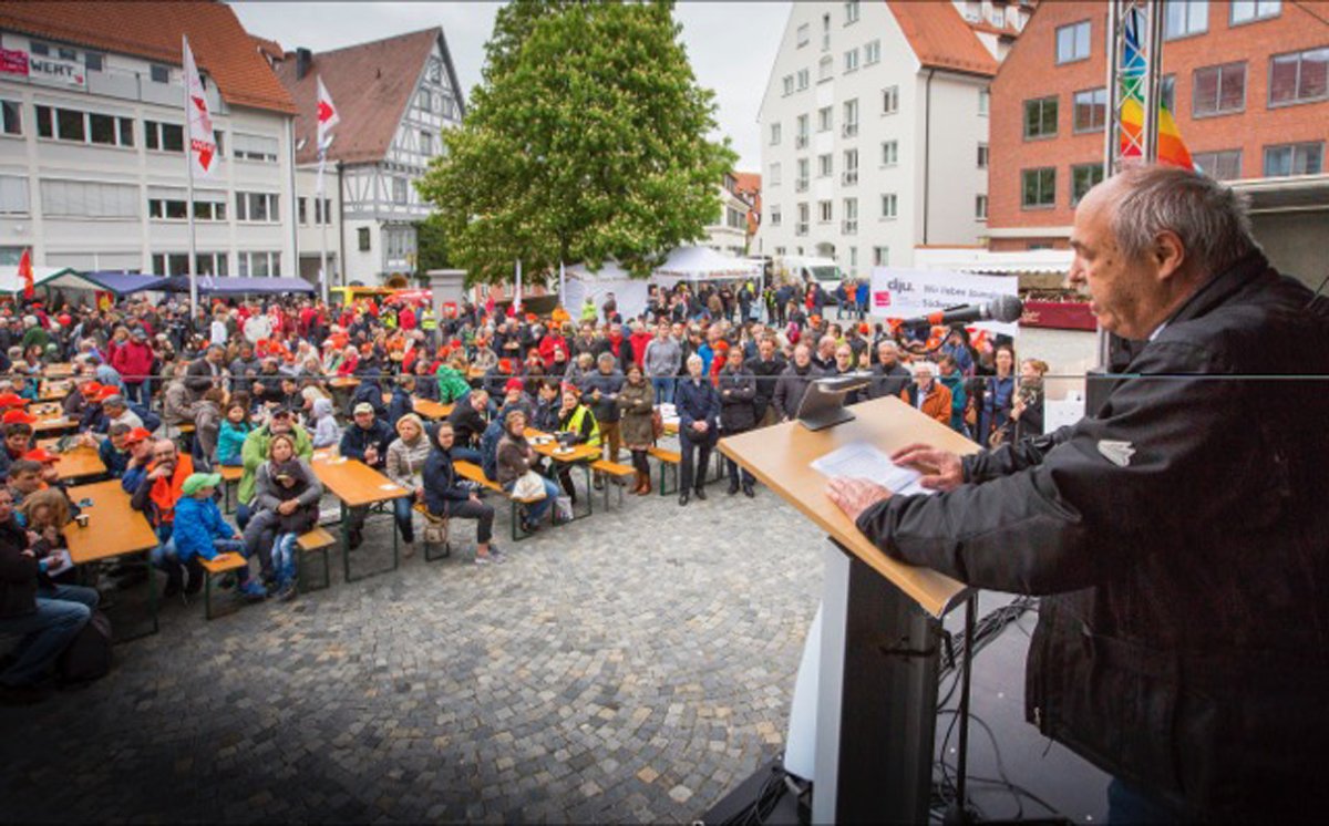 Es reicht! Wir sind mehr wert! Die streikende Redaktion der Südwest Presse  war am 1. Mai bei der Kundgebung in Ulm und hat den Menschen die Problematik der Tarifrunde der streikenden Journalisten erklärt. #tvtz18 #zeitungsstreik <a href="/tarif_medien/">tarif_medien</a> <a href="/djuverdi/">dju in ver.di</a> <a href="/DJVde/">Journalisten-Verband (DJV) @DJV@federated.press</a> <a href="/DJVBW/">DJV Baden-Württemberg</a> <a href="/Volostreik/">Junge Journalist*innen im Streik</a>