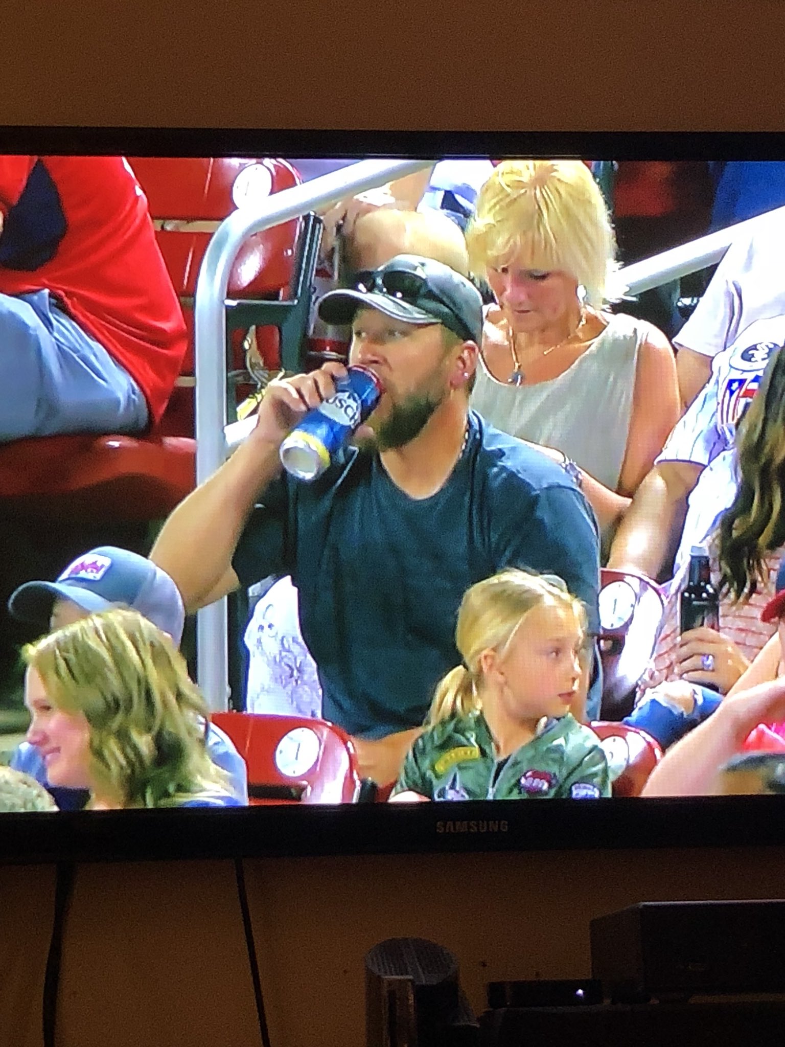 DcJ-RF-UQAA2uet.jpg:large