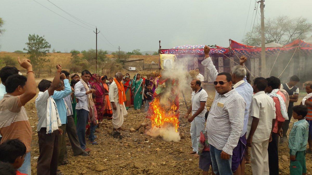 CGNEWSLIVE1's tweet image. खरसिया कुंनकुनी में 10 सूत्रीय मांगों को लेकर आंदोलनरत आदिवासी समाज ने रायगढ़ प्रभारी मंत्री का फूंका पुतला.....