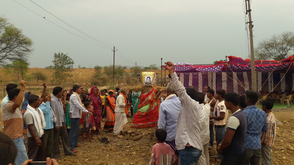 CGNEWSLIVE1's tweet image. खरसिया कुंनकुनी में 10 सूत्रीय मांगों को लेकर आंदोलनरत आदिवासी समाज ने रायगढ़ प्रभारी मंत्री का फूंका पुतला.....