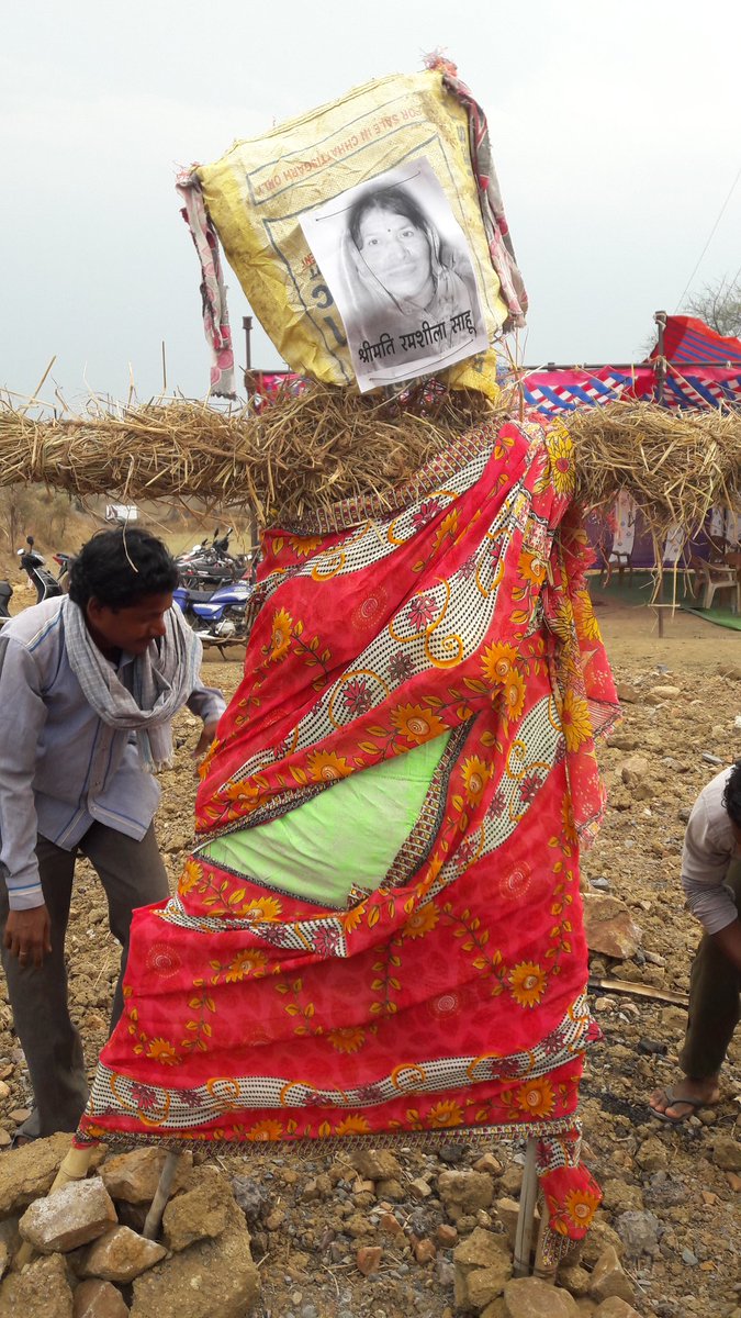 CGNEWSLIVE1's tweet image. खरसिया कुंनकुनी में 10 सूत्रीय मांगों को लेकर आंदोलनरत आदिवासी समाज ने रायगढ़ प्रभारी मंत्री का फूंका पुतला.....