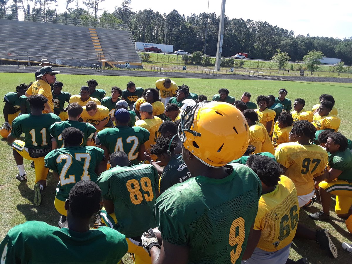 dreamkingfilmz's tweet photo. Head Coach Kevin Sullivan and the Ed White Commanders #Spring2K18 @EdWhiteFootball https://t.co/TX9JIArfmN