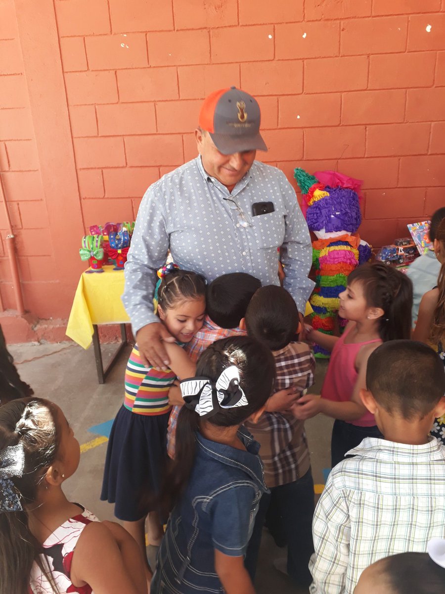 JRandrade65's tweet photo. Es muy gratificante participar en la felicidad de los niños!!! Atendiendo el llamado del jardín infantil de San ignacio aportando para su festejo por el día del niño. https://t.co/qHgSCGjAIj