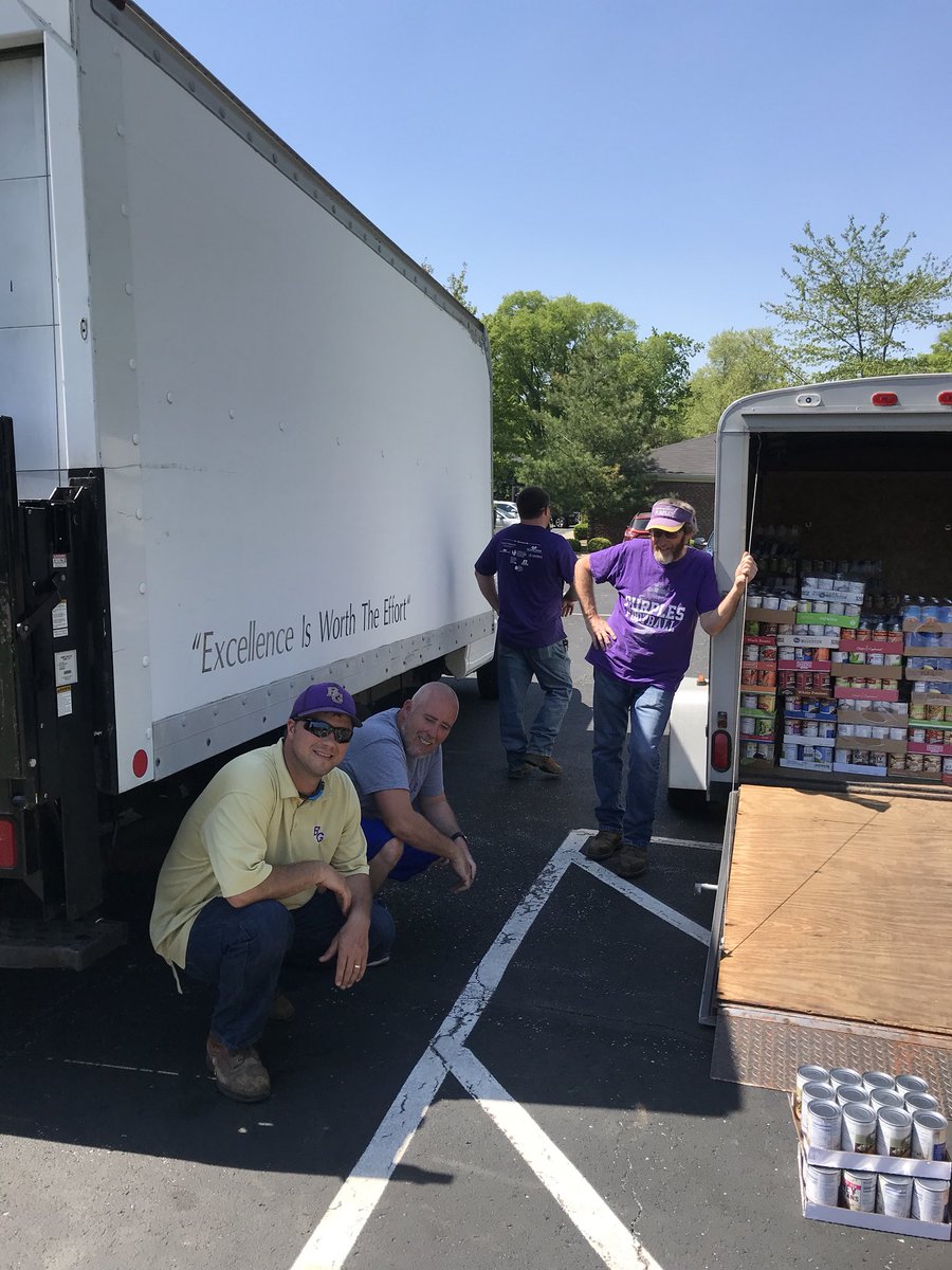 jennifers0731's tweet photo. A big THANKS!! to the BGISD maintenance guys for your help with all the @RASKREALTORS food today! Thanks to @RASKREALTORS for supporting our families and students and FRYSC too! β€οΈ #BGpurples #bestmaintenancecrew #hopeforthehomeless @BGISD @BGISDgaryfields @CoachRShive https://t.co/4PiYRo8ueP