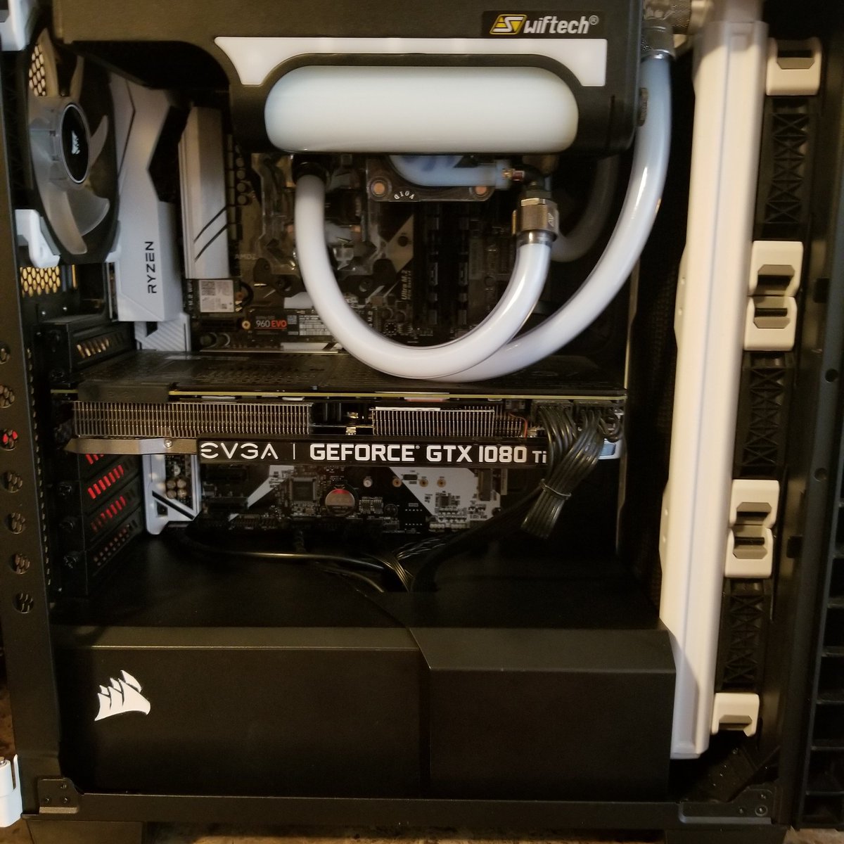 MrFrench37's tweet photo. @bitwitkyle #PIMPMYPC
AMD 1700 at 3.9
EVGA 1080ti FTW3
32GB 2400mhz ram
500 GB M.2 Samsung 960 evo
1 TB Hard drive
Corsair RM1000i PSU
Corsair Carbide 400c White
Swiftech H220X2 Prestige with an added GTS 360 rad up front running on Mayhems Extrme White pastel
#gpuwaterblockplease https://t.co/ULA7lWOJHG