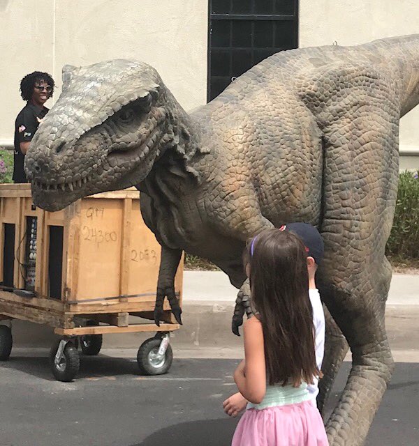 ChiefRubenQ_SPD's tweet image. Dinosaurs escaping from @MesaPD Officers from the Central Patrol District. Supporting the unveiling of a life sized dinosaur at the @AzMNH #radicalreptiles #AzMNH #jurassicpark #acrocranthosaurus