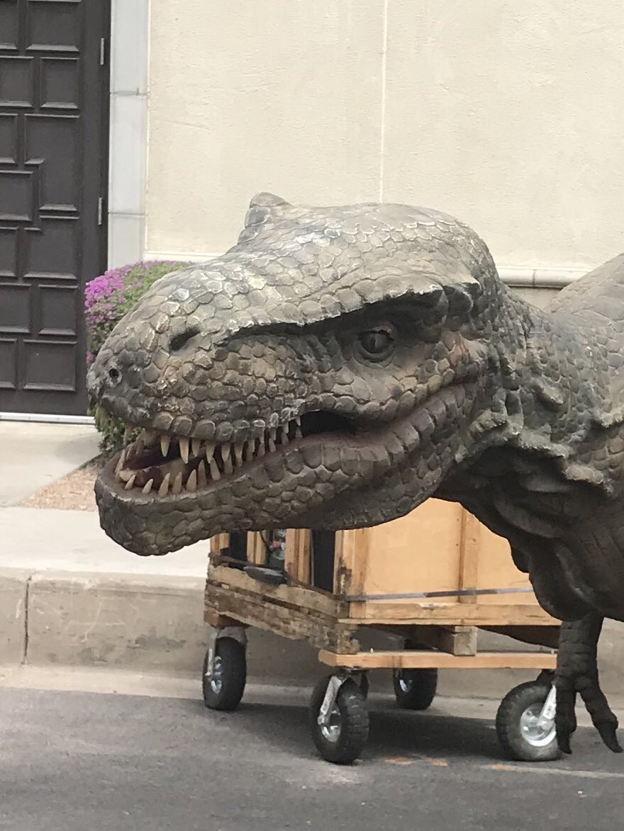 ChiefRubenQ_SPD's tweet image. Dinosaurs escaping from @MesaPD Officers from the Central Patrol District. Supporting the unveiling of a life sized dinosaur at the @AzMNH #radicalreptiles #AzMNH #jurassicpark #acrocranthosaurus