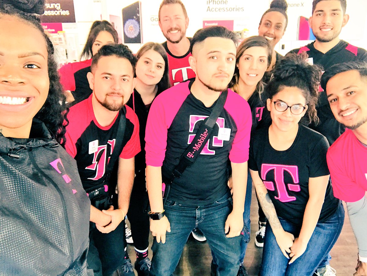 BallMarley15's tweet photo. Stay READY!!!!!! @DerekCVN happy 10 years with T-Mobile!!!!❤️❤️❤️ WE ARE OBSESSED WITH YOU!!!!!!! 😍🔥 https://t.co/I9CCM90HFr