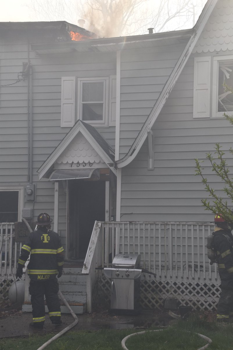 IFD_NEWS's tweet photo. 4 Adults displaced & 2 Dogs perish after heavy fire tears through residence at 7536 Rosslyn Ave shortly before 6 pm. No one home - No injuries - cause under investigation. Command orders #DefensiveOps only. Under Control in 50 minutes. https://t.co/WLs5Gy3lSj