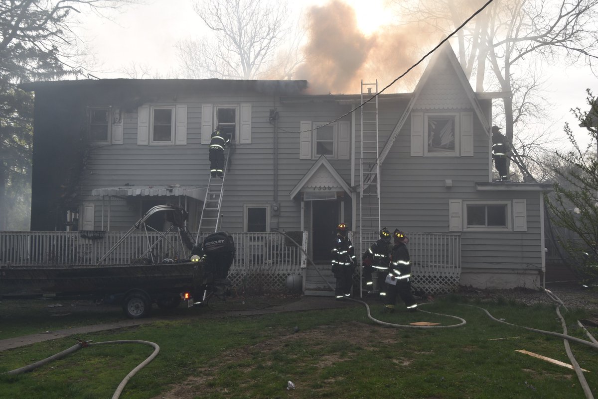 IFD_NEWS's tweet photo. 4 Adults displaced & 2 Dogs perish after heavy fire tears through residence at 7536 Rosslyn Ave shortly before 6 pm. No one home - No injuries - cause under investigation. Command orders #DefensiveOps only. Under Control in 50 minutes. https://t.co/WLs5Gy3lSj
