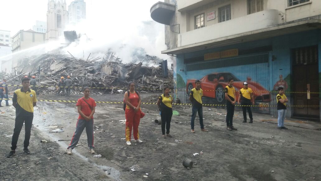 IgrejaUniversal's tweet photo. Ajuda solidária as vítimas do incêndio!

A Universal está recebendo doações de roupas, água, alimentos não perecíveis e fraldas infantis para as vítimas do desabamento, que podem ser entregues na Universal do Brás, localizada na Av. Celso Garcia, 499. https://t.co/1mIfSLJ2m3