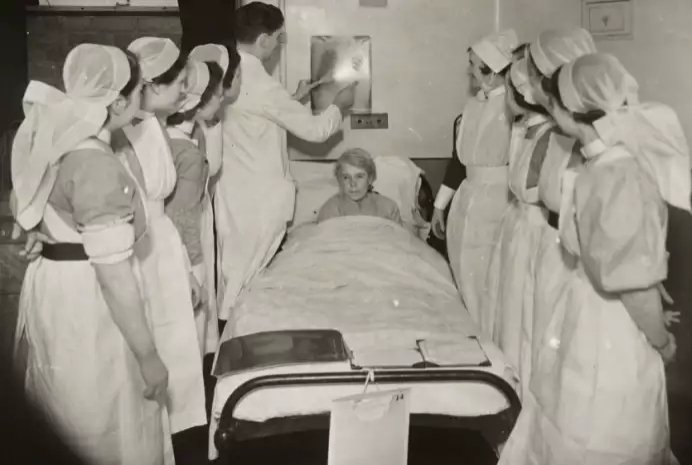 E_arnotsmith's tweet photo. @lucybradshaw333 @bwfclady @bridgetlees1 @margaretkitchi1 @babswhittaker @LauraWellsRuns @ClaireStott4 I have ordered a mile of white cotton and some spray starch. Pinny manufacturing starts soon. And I'm planning this ward round.... #D1win https://t.co/PQg9sOt9xV