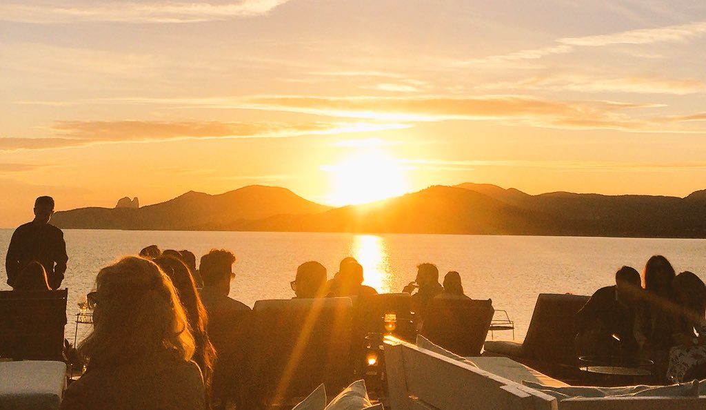 DonnaBeverley's tweet photo. A perfect end to a perfect day #Tapas & #Vino @ECCBeach Gotta be my fave #Sunset spot 👌🏼😍 #Ibiza #Experimentalbeach #Chillin https://t.co/dj96m6sgWe