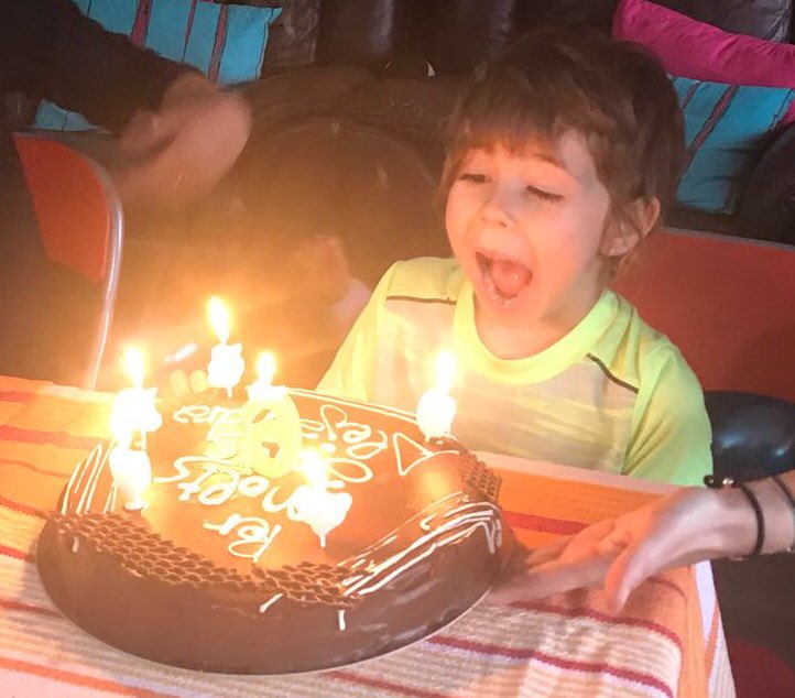 ElenaGracia13's tweet photo. 6 anys!!!! La foto no pot expressar millor la il.lusió viscuda avui!!! Per Molts Anys més al teu costat! T’estimo petardín!!☺️☺️😘😘
#cumpleañosfeliz #6años #eltiempovuela #emociónmáxima #nopuedesermásdivertida #muyauténtica #atuestilo #spidermanparty #ciclismestyle #tequiero https://t.co/MeqdhijLXT