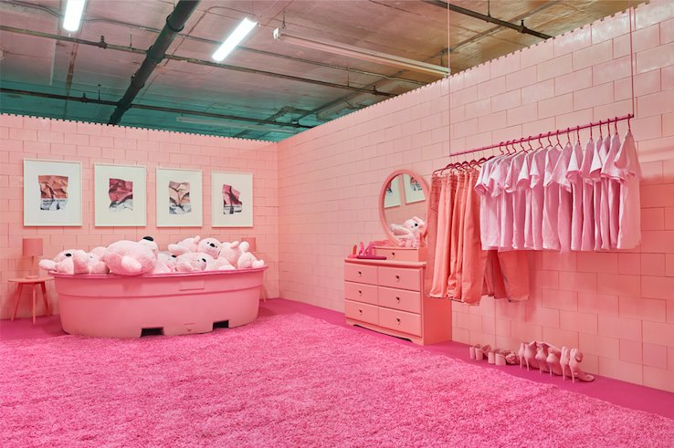i_D's tweet photo. this artist created a monochrome pantone dream house https://t.co/dBzaeP98ui https://t.co/CCjc2q6I3d