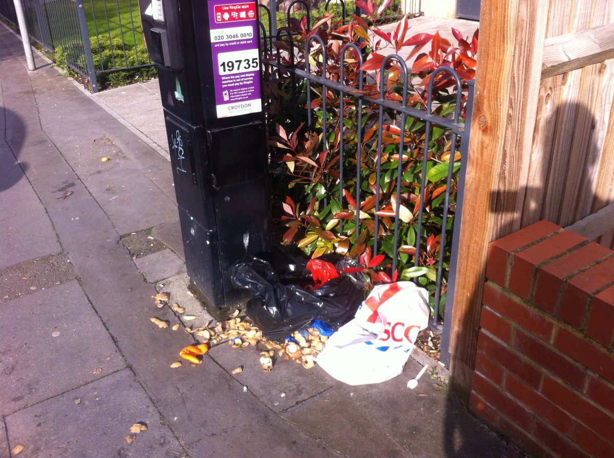 44jinky44's tweet photo. returning home I was unsurprised to see that grounds maintenance hadn't bothered to clean the entire mess up. oh no! that would be expecting toooo much. maybe some huge emergency called him away?
#Veolia #stevereedmp #labourcouncils #Croydon @InsideCroydon @4sellingletting https://t.co/bOlaWb3eAX