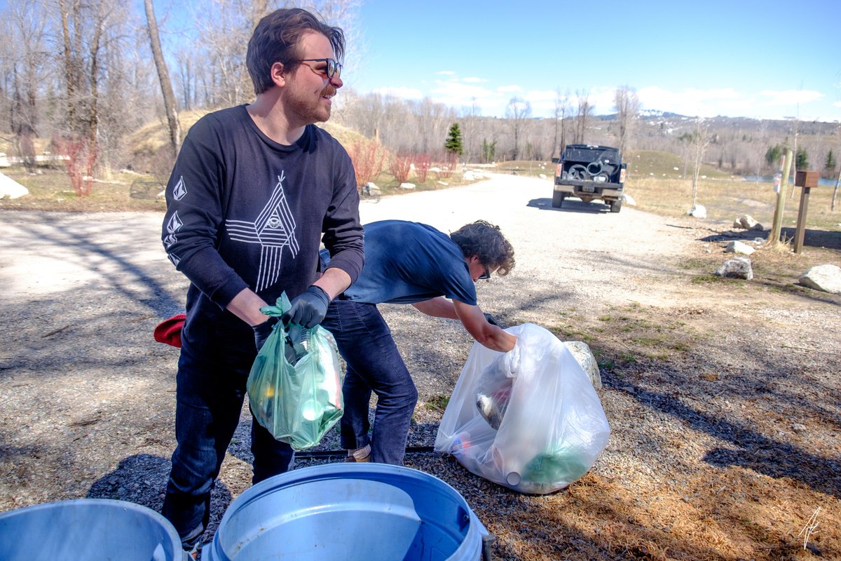 RendezvousPark's tweet photo. 20 volunteers, 1 park. Thank you @TetonGravity for a fun volunteer day at #RPark. Thanks to the @lorfoundation, we have been able to continue reclamation of this space while keeping the park open and accessible. See more volunteer pics: https://t.co/HLELWp0rzr https://t.co/tLYwqgg8me