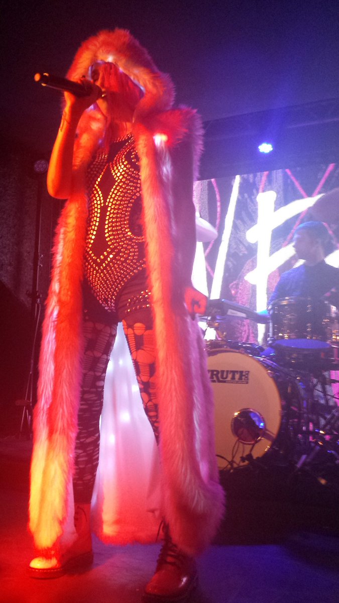 heycelia_'s tweet image. Paris 🎵 30.04.2018 
@iconforhire @barbieariel 
#iconarmy #iconforhire