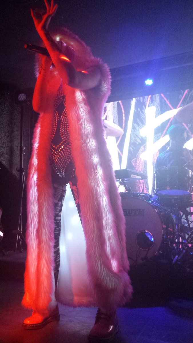 heycelia_'s tweet image. Paris 🎵 30.04.2018 
@iconforhire @barbieariel 
#iconarmy #iconforhire