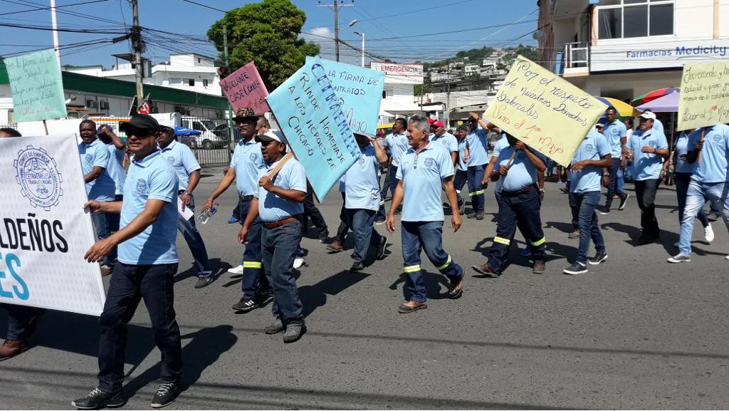 Trabajadores eléctricos <a href="/cetraemelesa/">Comité de Empresa</a> presente! Primero de Mayo marchando en Esmeraldas por un Nuevo Código Integral de Trabajo #EcuadorTrabajaUnido <a href="/lenin/">Lenín Moreno</a> <a href="/marialevicuna/">Ma. Alejandra Vicuña</a> <a href="/GomezlRichard/">Richard Gomez</a> @FRANZCABEZAS