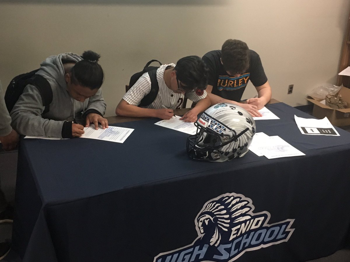 EnidStrength's tweet photo. Incoming freshman signing day at Longfellow MS! Commit to being your best! #futurePlainsmen #IMDAL https://t.co/AnstgReUId