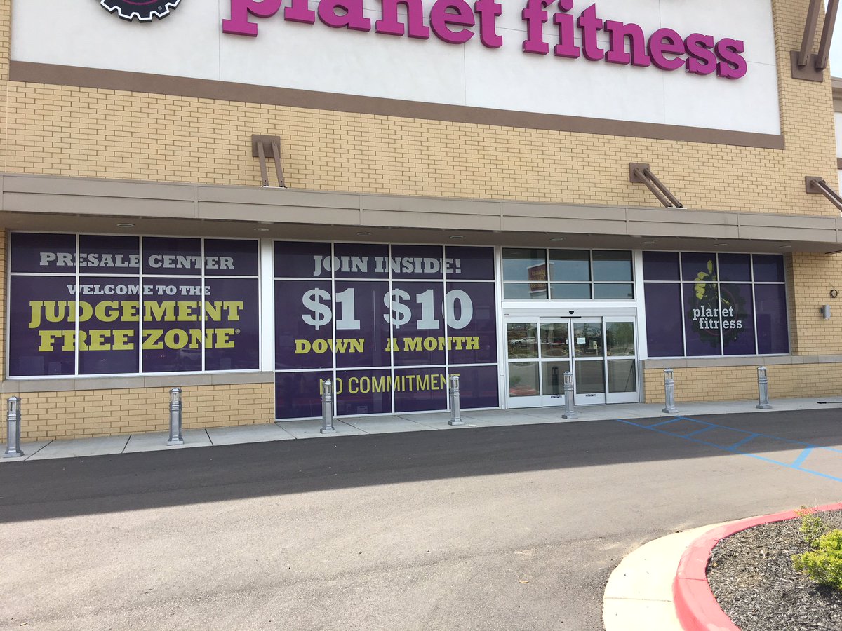 LSIMemphis's tweet photo. Welcome to the #JudgementFreeZone! @PlanetFitness is flexing BIG offers from the moment you walk up to their buildings. Way to #ExpandYourBrand!
#PlanetFitness #LSIGraphics #WindowGraphics #Graphics #WindowVinyl #MemphisPrinting #PrintAdvertising https://t.co/OZjuOmc3EJ