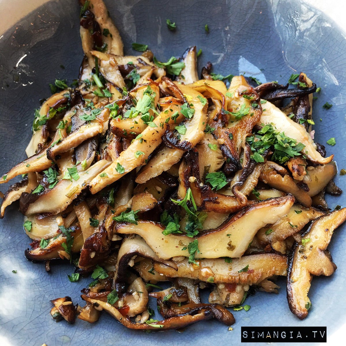 Mushrooms saute‘ with EVO, garlic, white wine, chili flakes and #Italian parsley. 🇮🇹👌<a href="/scaramuzza_d/">daniela scaramuzza</a> 😋#healthyfood #simangiatv #ItalianFoodMonth #foodandwine