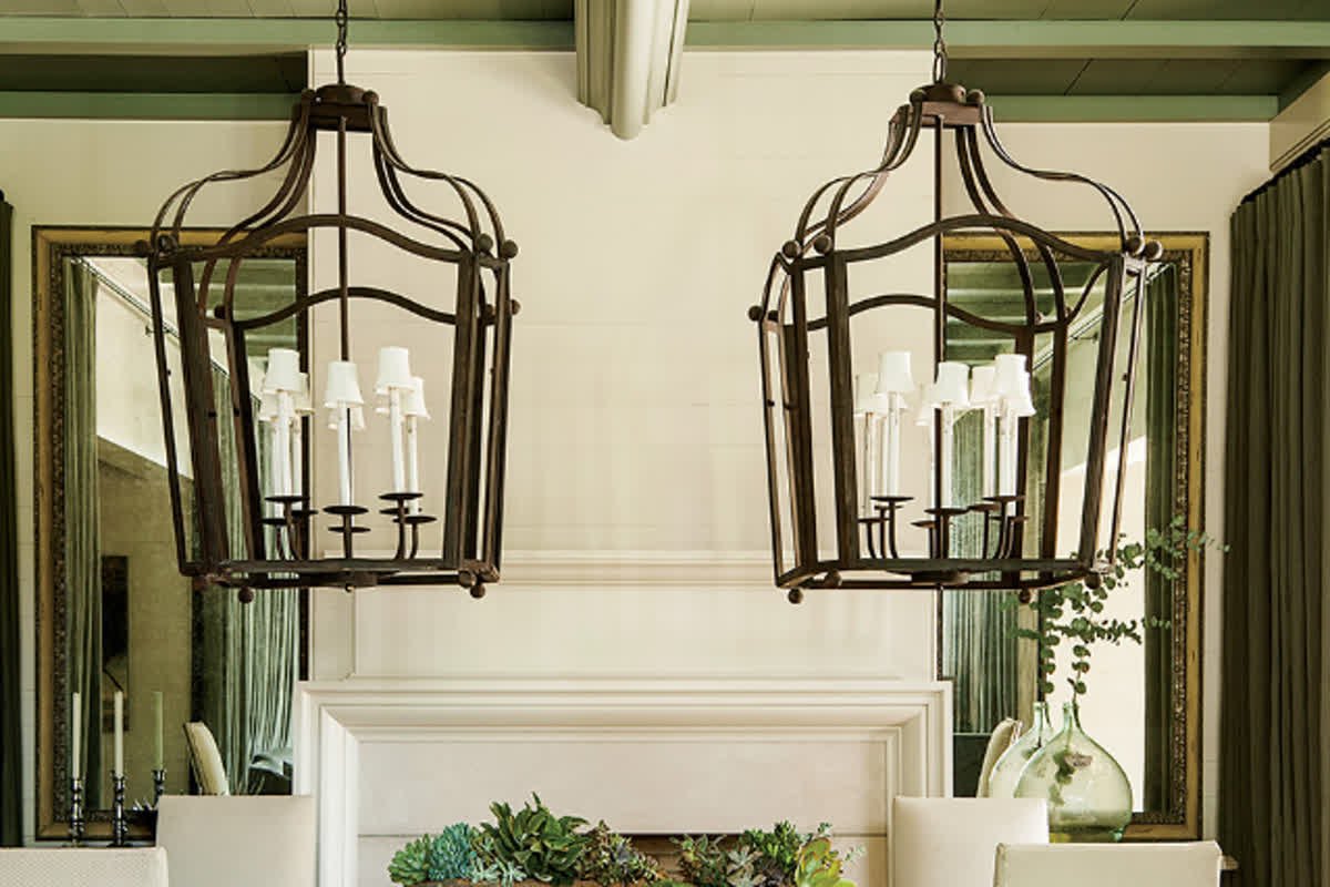 _susanferrier's tweet photo. Love these oversize metal chandeliers! #SusanFerrier #interiorinspo #lighting #chandelier #homedecor https://t.co/05p80a9E3i