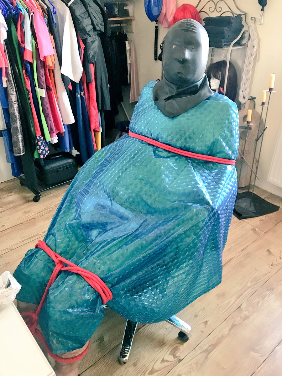 DominaKristin's tweet photo. Nimm Platz in meinem #Frisiersalon und genieße eine #Zwangsglatze oder #Rasur beim #Fetischfriseur mit #Raschelcape und #Zwangshaarwäsche oder #Lockenwickler unter der #Trockenhaube 💋 Ich bin Dein #Hairdresser 😎 https://t.co/M5HZlomt21