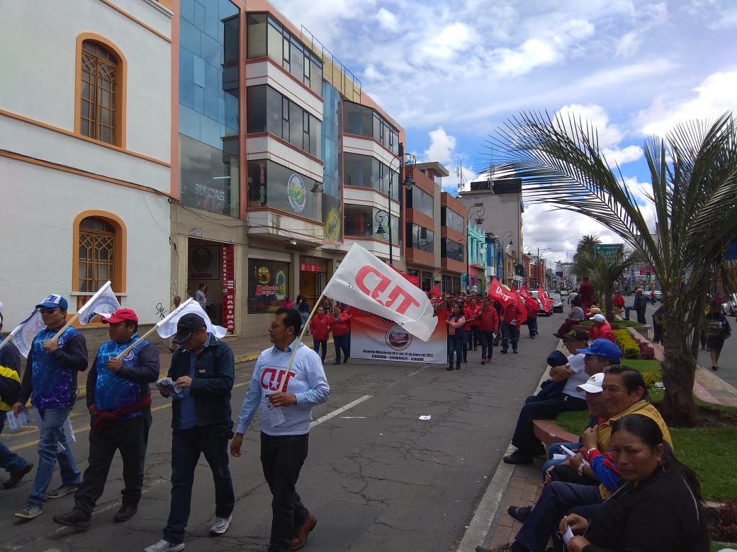 Trabajadores Eléctricos en #Riobamba participaron en la marcha del primero de Mayo, por lucha de sus Derechos Laborales.
#EcuadorTrabajaUnido #YoMarchoPorMisDerechos 
<a href="/Lenin/">Lenín Moreno</a> <a href="/marialevicuna/">Ma. Alejandra Vicuña</a> <a href="/GomezlRichard/">Richard Gomez</a>