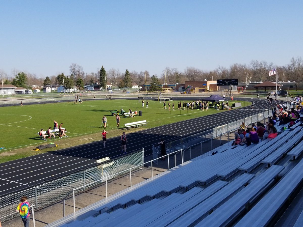 CorunnaCavsFB's tweet photo. Just what the doctor ordered for a @CorunnaTrack & Field meet, 80 degrees, not a cloud in the sky and some great performances. If we could custom order in the future we would ask for no 20mph into turn 4 & the home stretch!
#NotWindAided https://t.co/4WVYmOpqFH