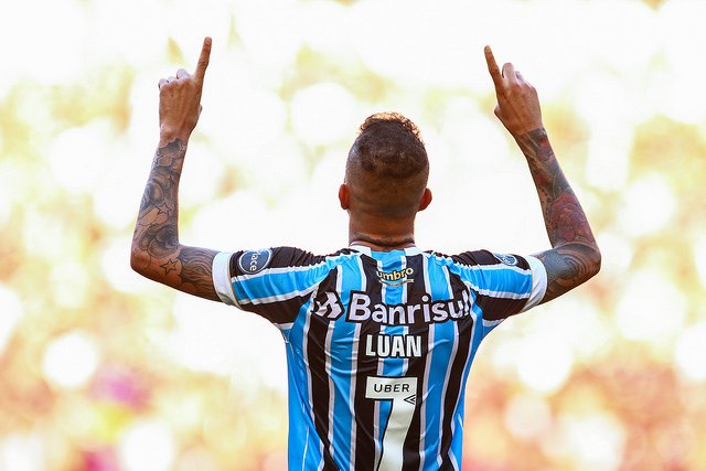 mbertoncello_'s tweet photo. Voa, #Luanel! Luan completa hoje 30 jogos com a camisa do #Grêmio em Libertadores. São 10 gols marcados e 5 assistências, além de um título! ⚡ https://t.co/ikRytOWwDt