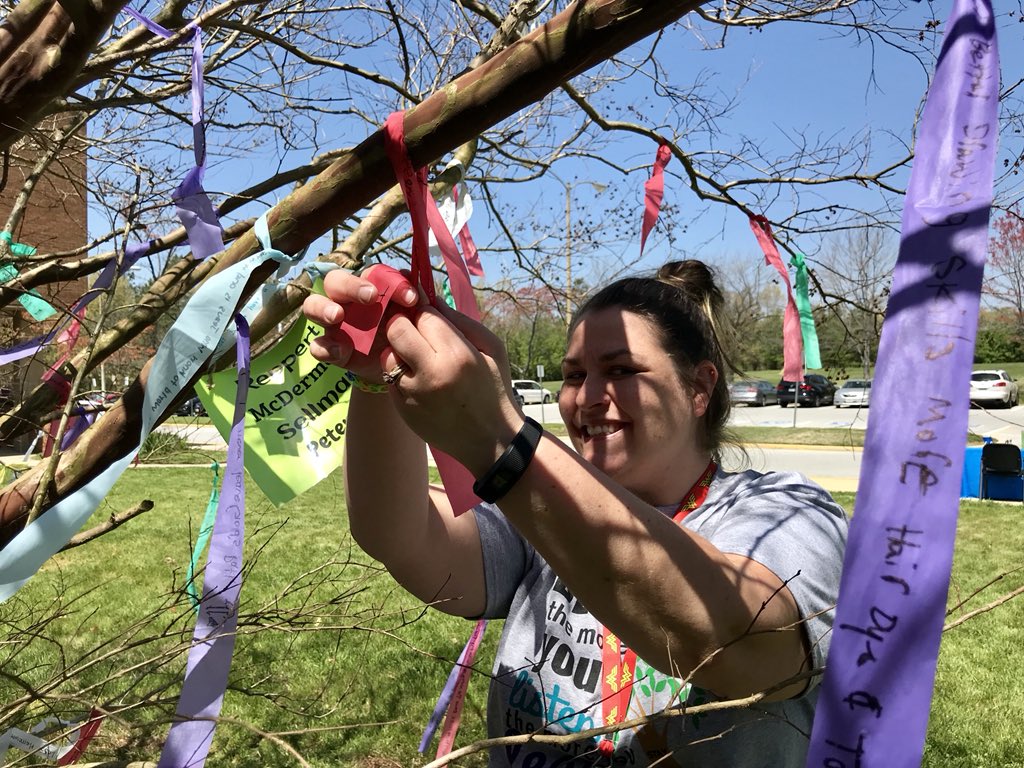 AMSLibraryReads's tweet photo. Thanks to @K_M_Steinbach @AnnapMSAACPS for getting our 8th graders excited about Wishtree! A leader AND a reader! She couldn’t help supporting us today- inside and out! #AMSWishtree2018 https://t.co/cbvhRbdDz2
