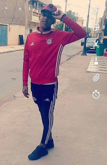 amar500haddad's tweet photo. ستخاف ، ثمّ تتحطم ، تختنق ، ستشعر وكأن الحياة بتكوّرها تقِفُ في حِنجرتك ، ستُحاول الصُراخ ، ثم ستعتاد ، تعتاد إلى أن تفقد شُعورك بكُل شيء💔
العودةPp'h❤🤘 https://t.co/X5hAW7mBxB
