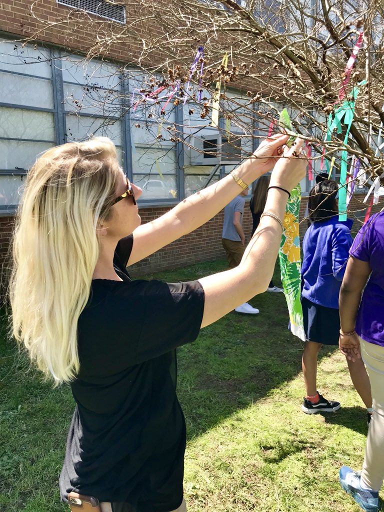 AMSLibraryReads's tweet photo. Thank you @MAKrissoff from @TylerHeights for taking the Wishtree Challenge and stopping by to make a wish! The kids were excited you came over! #AACPSAWESOME #communityschools #OneAnnapolis #AMSWishtree2018 https://t.co/55Wr4kqho5