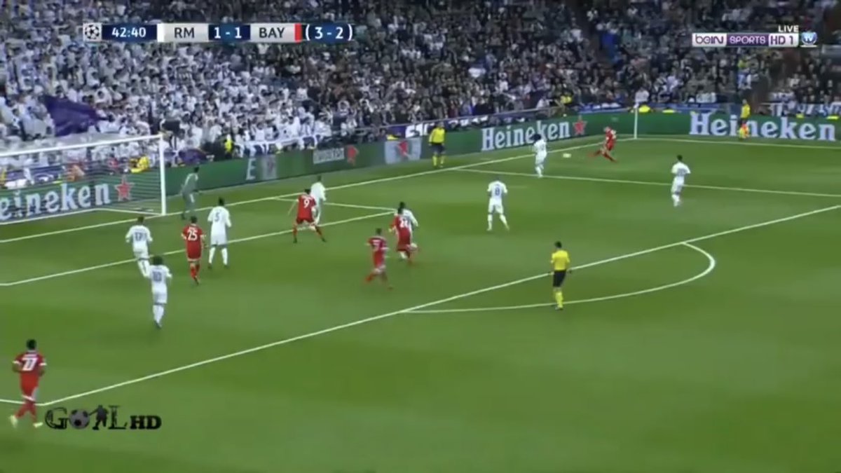 DelSaleh's tweet photo. La position de l’arbitre devant la main de Marcelo, j’aimerais bien comprendre ce qui pousse l’arbitre à ne pas oser siffler #RealvsBayern https://t.co/tpUjaL1Xna